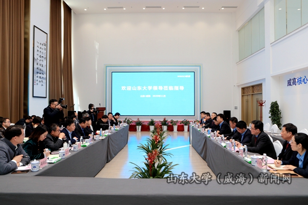 座谈会上,樊丽明为山东大学校友,威高集团董事长张华威颁发了山东大学