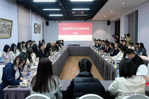 座谈会.jpg